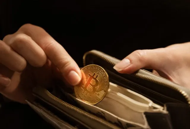 customer sparks debate after leaving gold bitcoin at restaurant without pay 8496