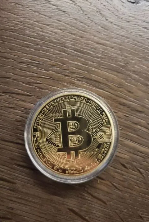 customer sparks debate after leaving gold bitcoin at restaurant without pay 8497