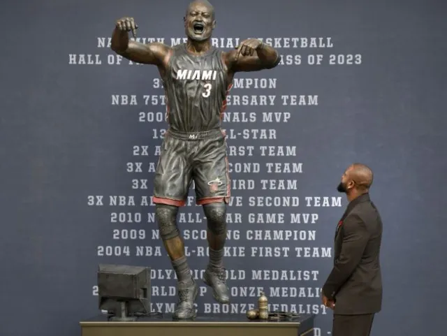sculptor hits back at criticism ofunrecognizable statue of nba legend sta 8525