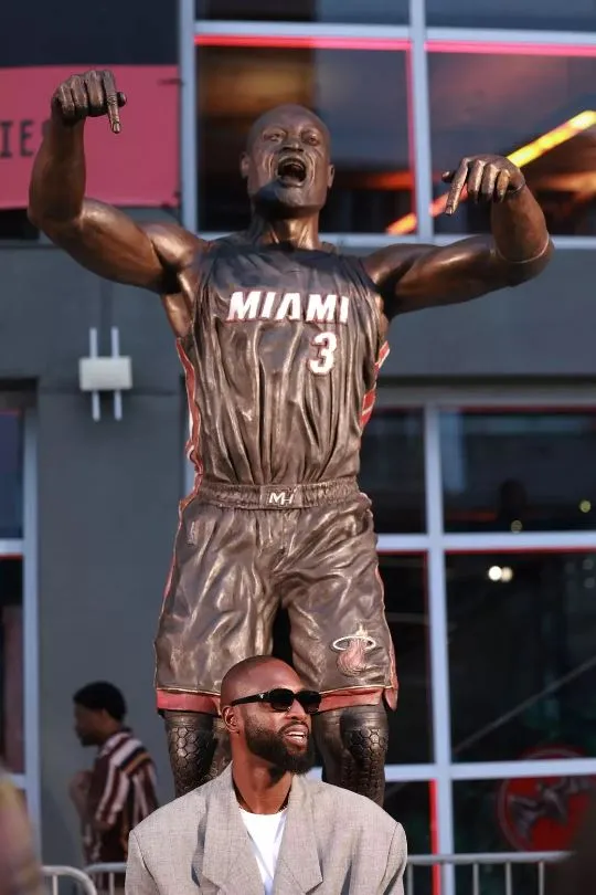 sculptor hits back at criticism ofunrecognizable statue of nba legend sta 8528