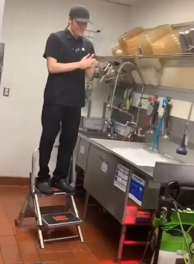 taco bell employee cannonballs into sink on last day 8546