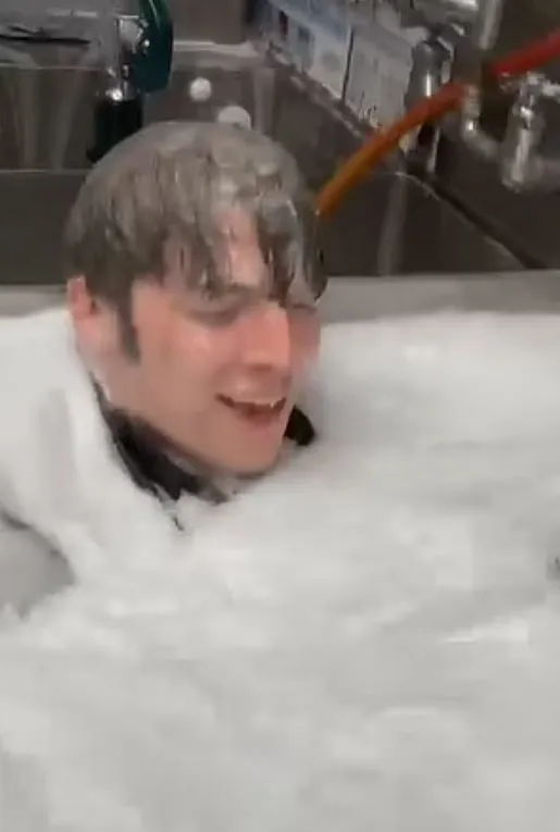 taco bell employee cannonballs into sink on last day 8541