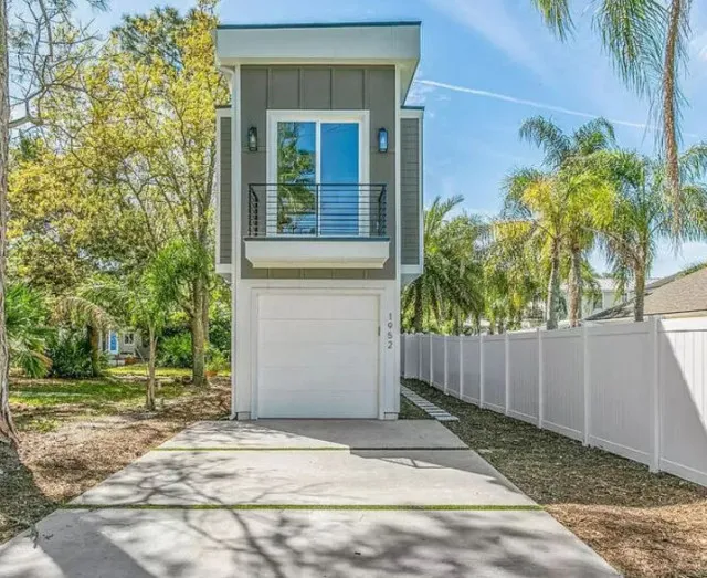 unique 10-foot-wide spite house in florida lists for $619,000 8558