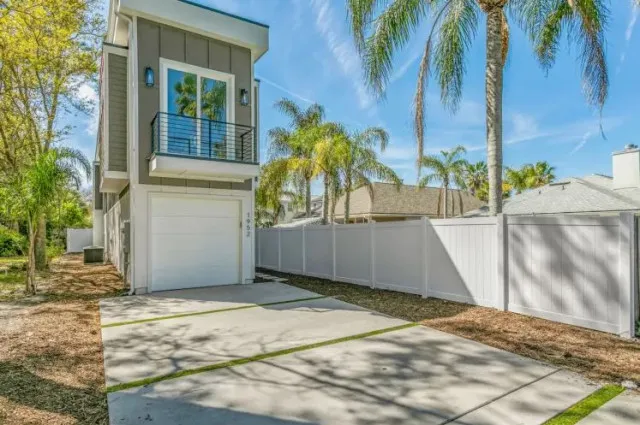 unique 10-foot-wide spite house in florida lists for $619,000 8556