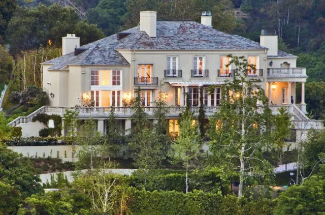 elon musk faces to criticism after buying new estate draws 8586