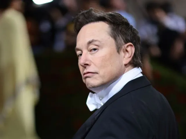 elon musk faces to criticism after buying new estate draws 8584