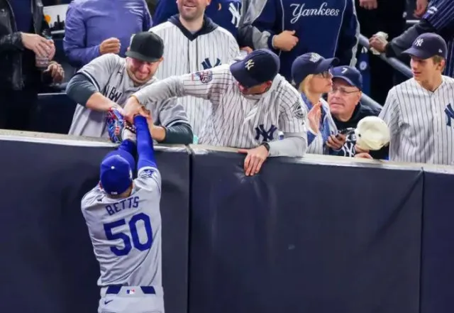 footage of yankees fan trying to steal ball from dodgers player outrages vi 8624