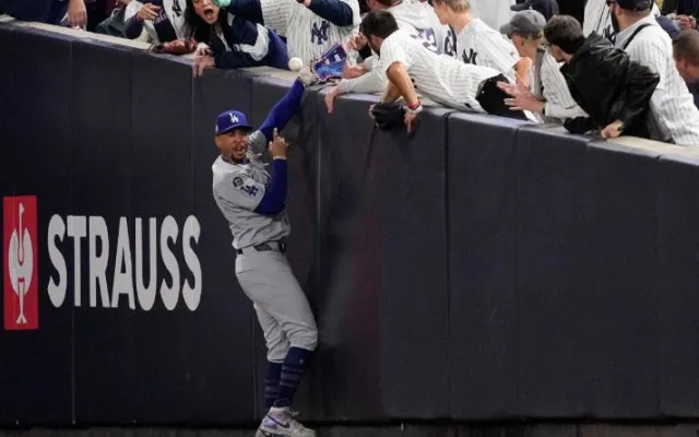 footage of yankees fan trying to steal ball from dodgers player outrages vi 8622