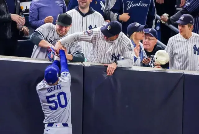 footage of yankees fan trying to steal ball from dodgers player outrages vi 8625