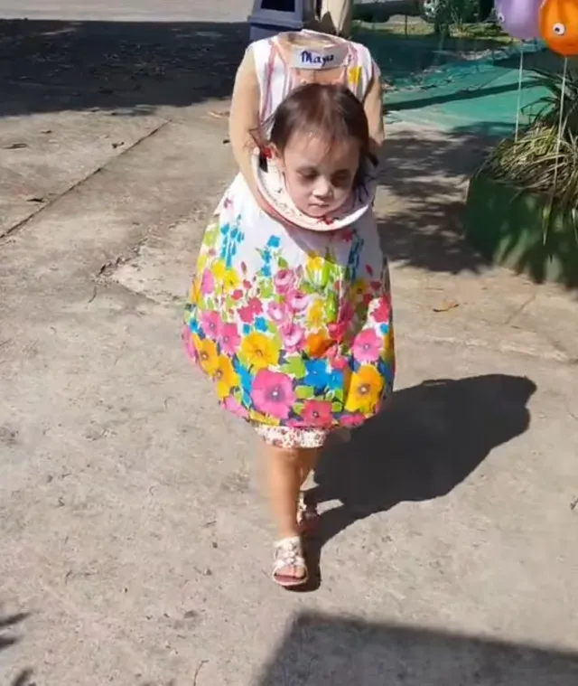 viewers stunned by little girls headless costume on halloween 8696