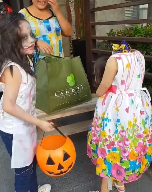 viewers stunned by little girls headless costume on halloween 8694