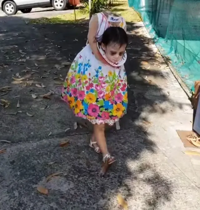 viewers stunned by little girls headless costume on halloween 8698