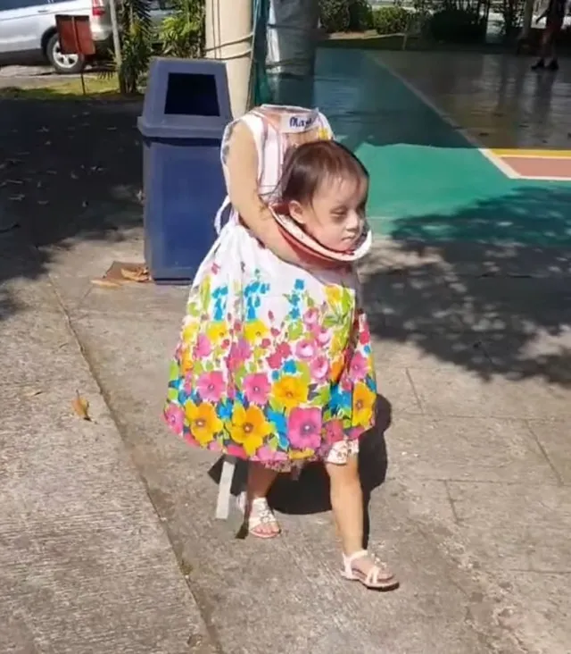 viewers stunned by little girls headless costume on halloween 8697