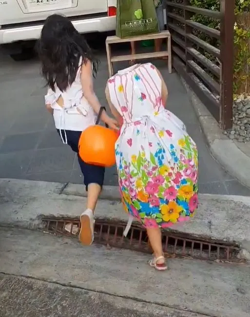 viewers stunned by little girls headless costume on halloween 8695