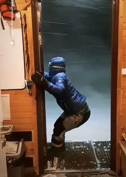 woman battles extreme antarctic winds to close cabin door 8766