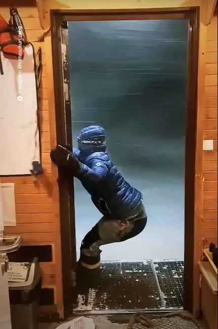 woman battles extreme antarctic winds to close cabin door 8771