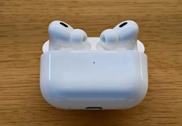 people are just learning why one airpod always drains faster than the other 8880