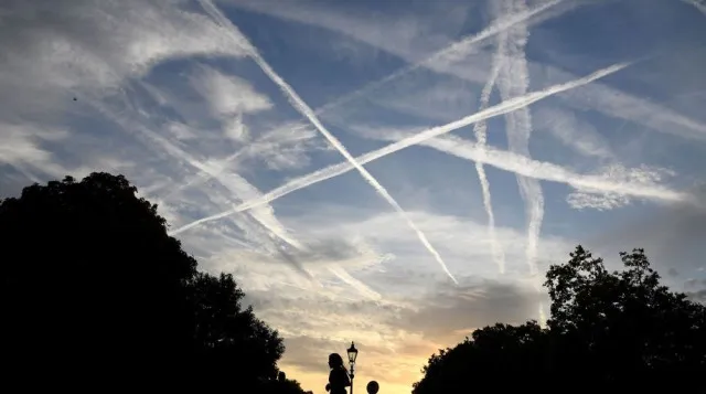 experts reveals the truth behind white streaks in the sky 8991