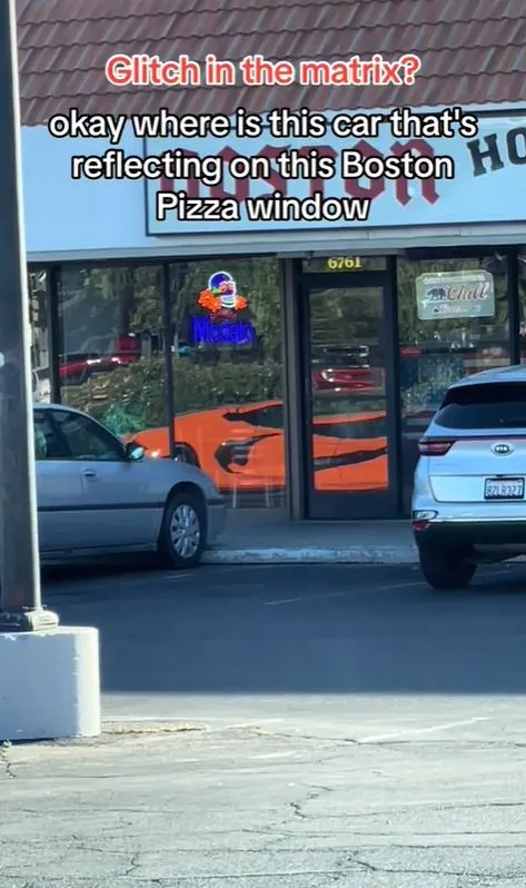 people baffled after man captues ‘glitch in the matrix’ in shop window 9003