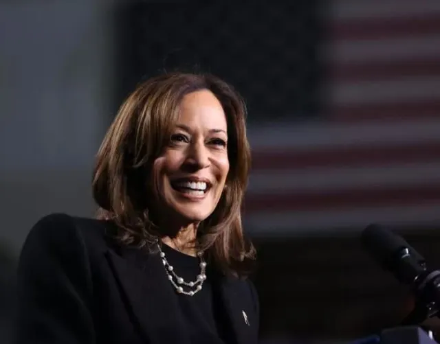 body language expert breaks down kamala harris revealing tell during conce 9190