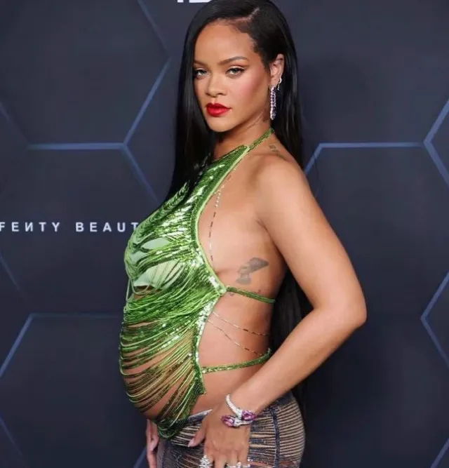 rihanna left viewers baffled after proving shes just like us at the bus st 9556