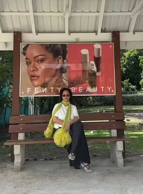 rihanna left viewers baffled after proving shes just like us at the bus st 9559