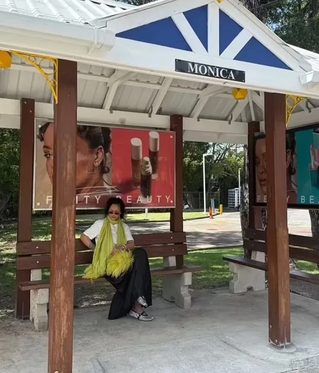 rihanna left viewers baffled after proving shes just like us at the bus st 9560