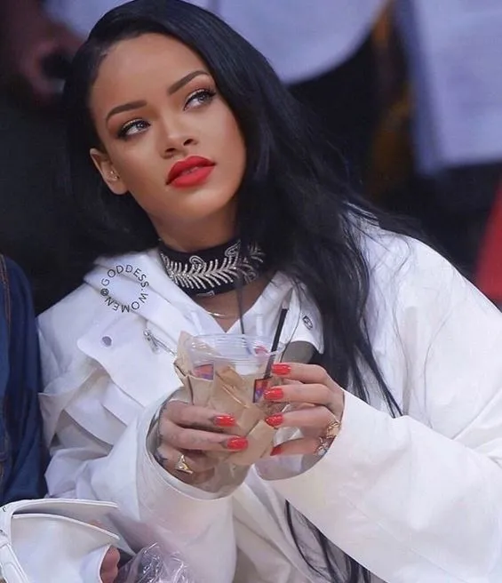 rihanna left viewers baffled after proving shes just like us at the bus st 9557