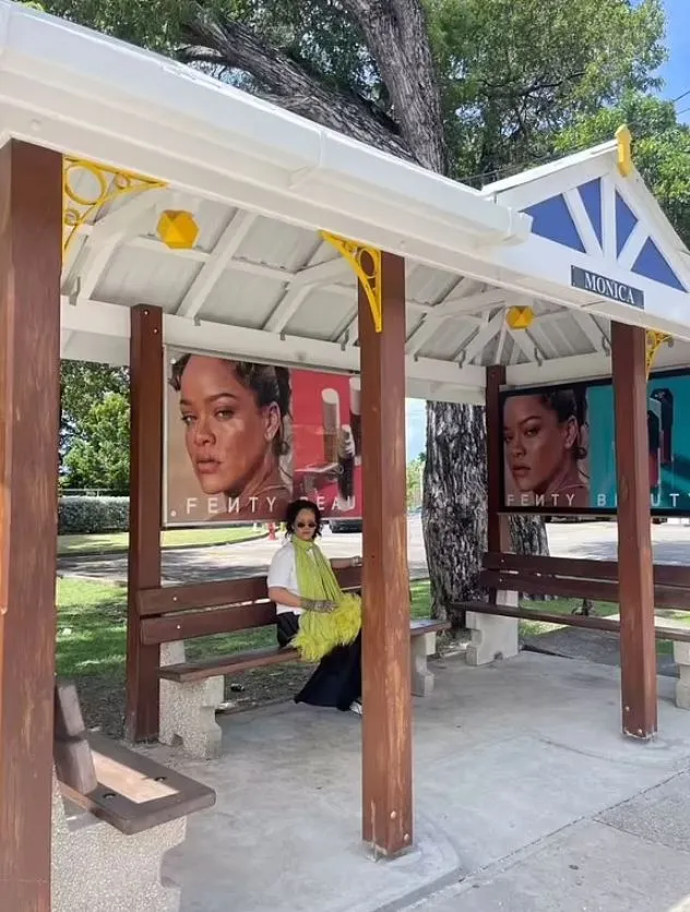 rihanna left viewers baffled after proving shes just like us at the bus st 9561