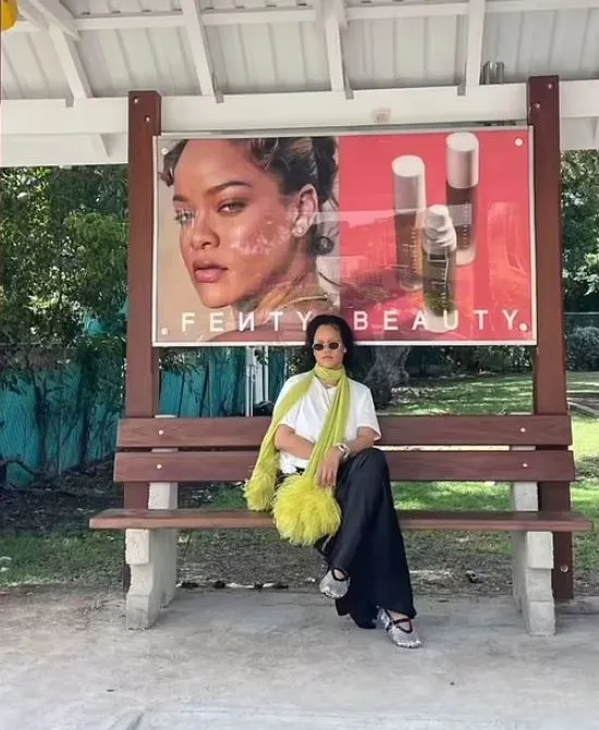 rihanna left viewers baffled after proving shes just like us at the bus st 9558