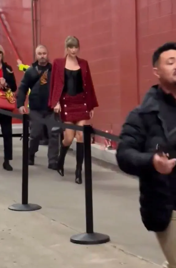 taylor swift captured reprimanding a security guard at chiefs game 9544