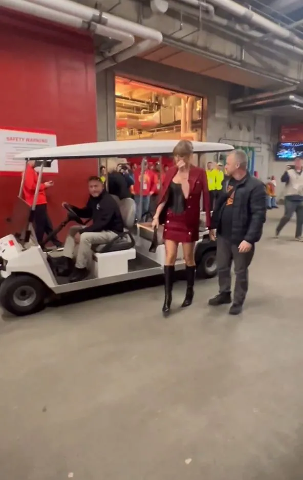 taylor swift captured reprimanding a security guard at chiefs game 9547
