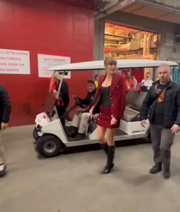 taylor swift captured reprimanding a security guard at chiefs game 9545