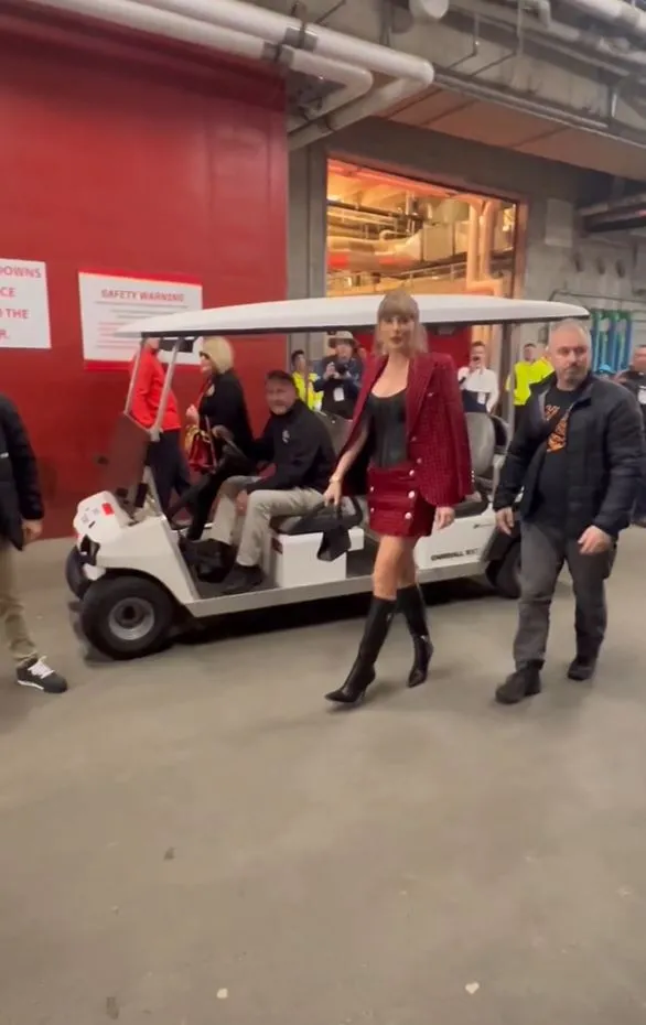 taylor swift captured reprimanding a security guard at chiefs game 9546