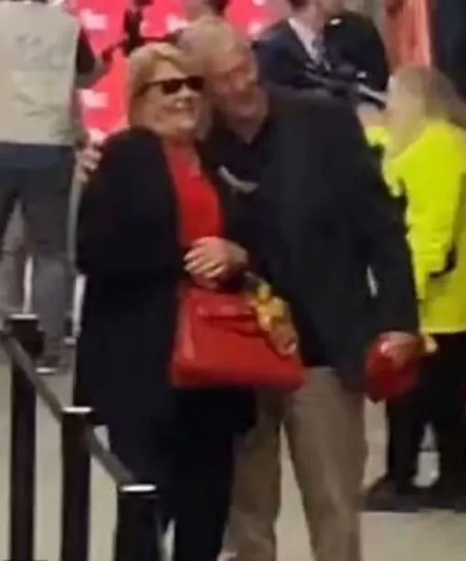 sweet interaction between taylor swift’s divorced parents at chiefs game 9591