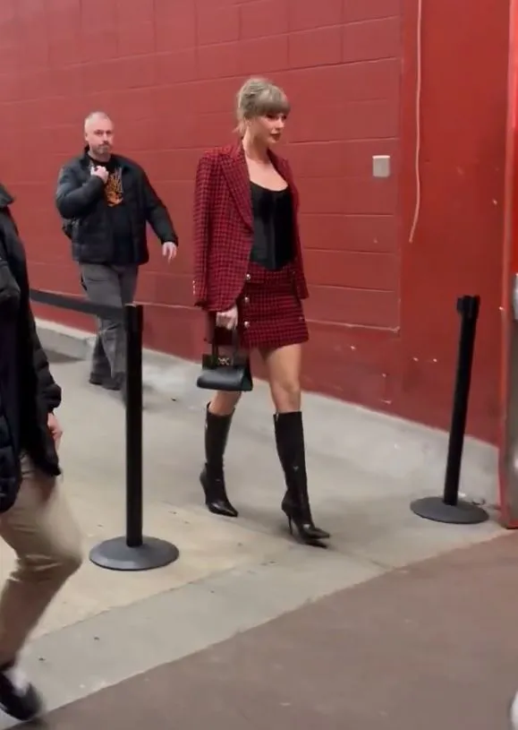 sweet interaction between taylor swift’s divorced parents at chiefs game 9589