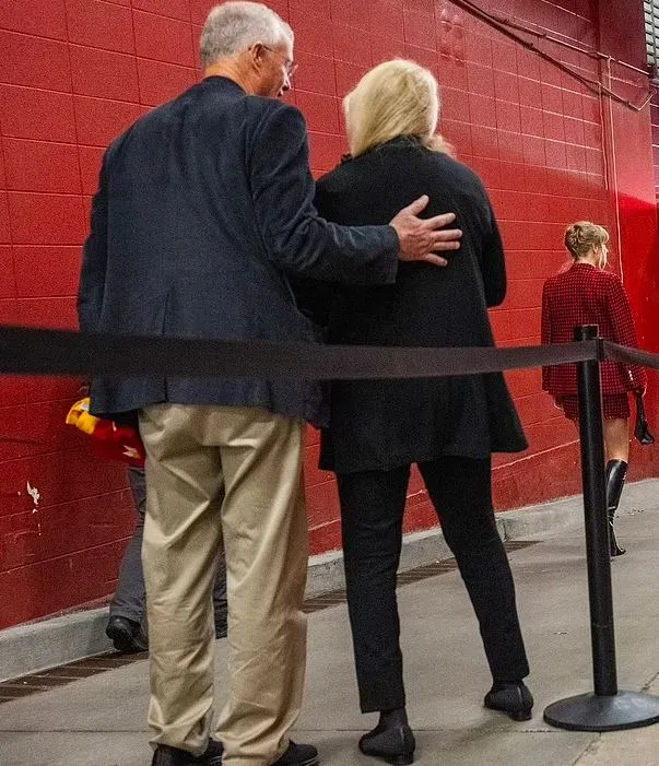 sweet interaction between taylor swift’s divorced parents at chiefs game 9592