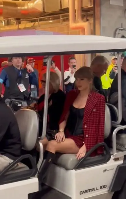 sweet interaction between taylor swift’s divorced parents at chiefs game 9594