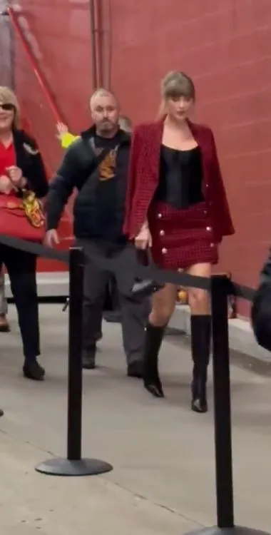 sweet interaction between taylor swift’s divorced parents at chiefs game 9590