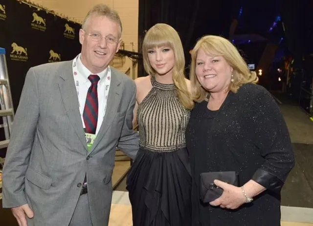 sweet interaction between taylor swift’s divorced parents at chiefs game 9593