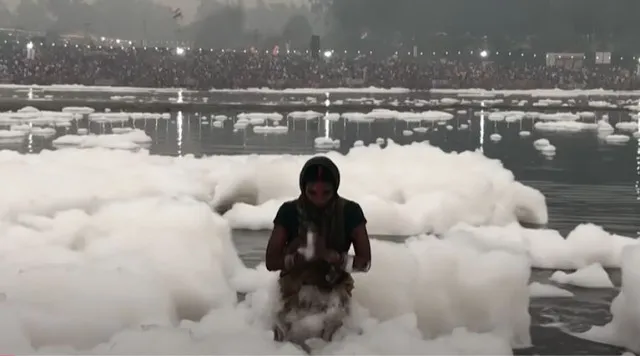 footage shows thousands bathe in toxic foam of ‘holy’ river 9788