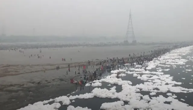 footage shows thousands bathe in toxic foam of ‘holy’ river 9785