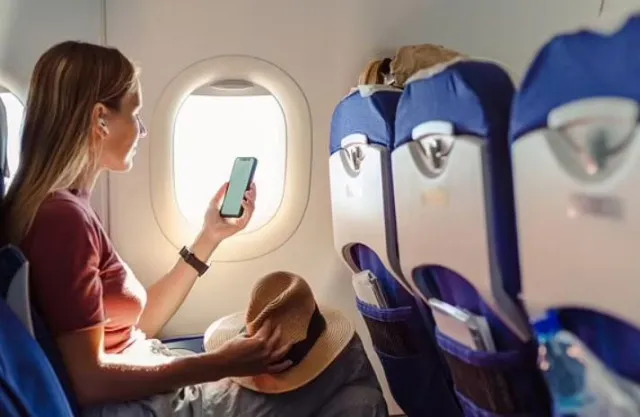 woman sparks debate after refusing to switch plane seats for child’s window 10085