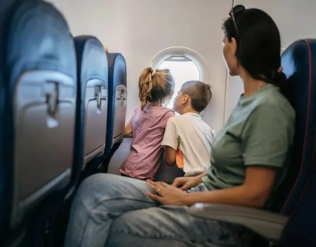 woman sparks debate after refusing to switch plane seats for child’s window 10083