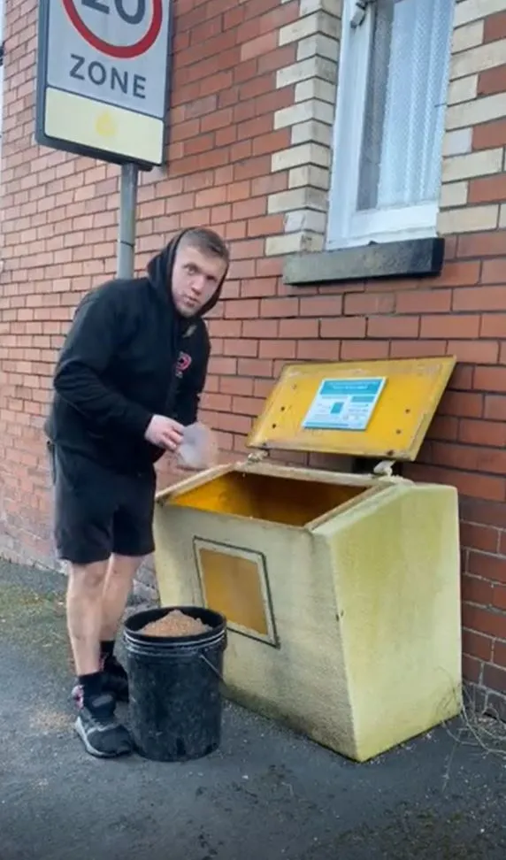 car valet defends himself after being accused of stealing grit salt from 10419