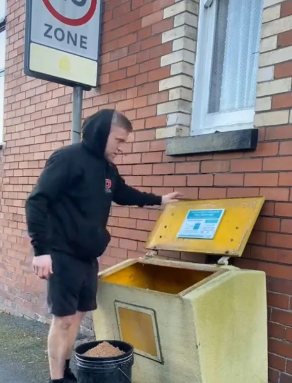 car valet defends himself after being accused of stealing grit salt from 10417