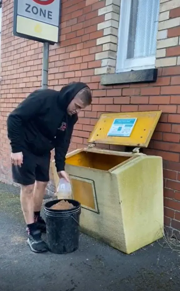 car valet defends himself after being accused of stealing grit salt from 10415