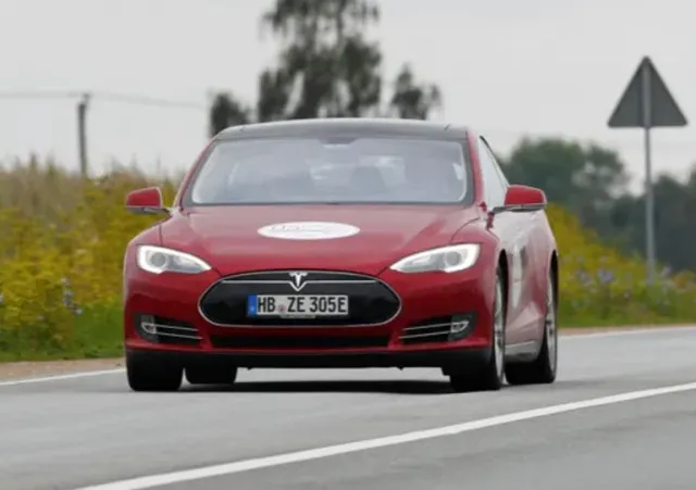 tesla driver stunned after returning to her car and finding it vandalized 10426