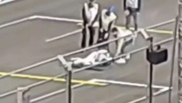 viewers stuns as brad pitt collapses at the f1 las vegas grand prix 10666