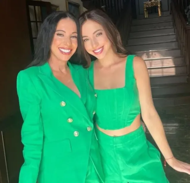 daughter and mother look so alike that people believe they had lastic surge 10769
